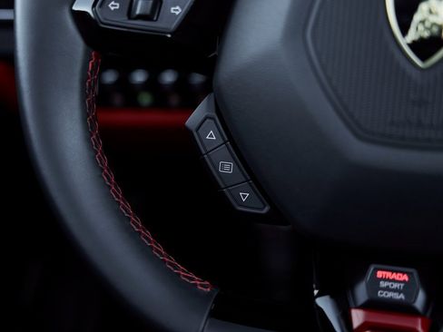 Used 2024 Lamborghini Huracan EVO image 45