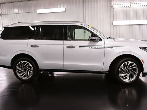 Used 2025 Lincoln Navigator Reserve AWD/4WD image 8