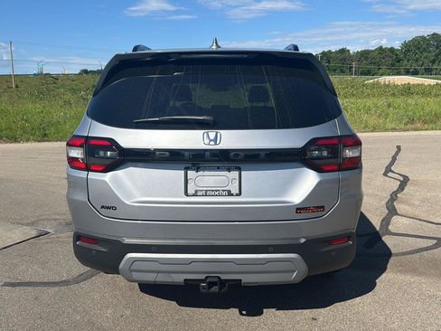 Used 2025 Honda Pilot TrailSport image 4