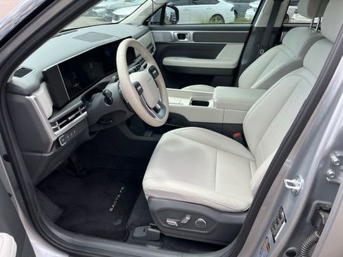 Used 2025 Hyundai Santa Fe SEL FWD image 2