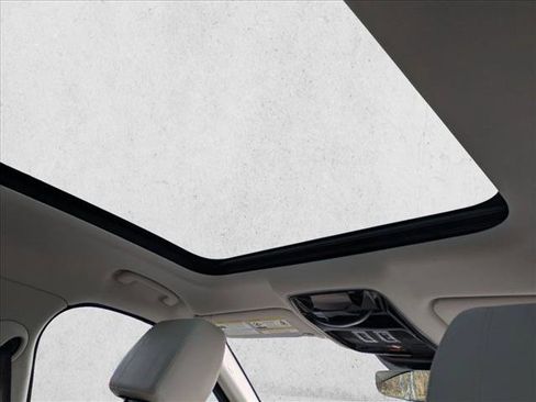 Used 2019 Land Rover Range Rover Velar S image 18