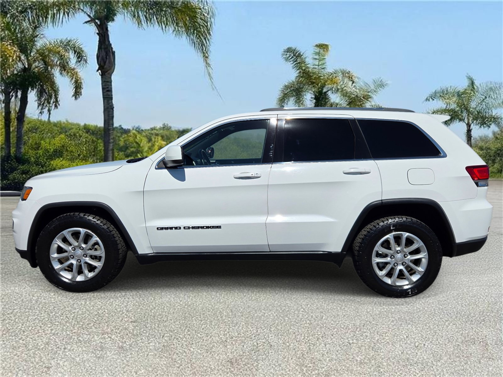 Used 2021 Jeep Grand Cherokee Laredo RWD image 2