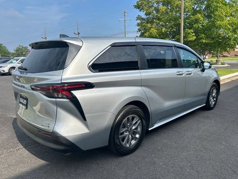 Used 2024 Toyota Sienna LE FWD image 3