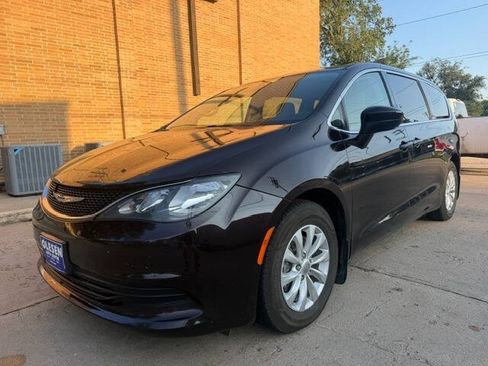 Used 2017 Chrysler Pacifica Touring w/ Tire & Wheel Group FWD image 21