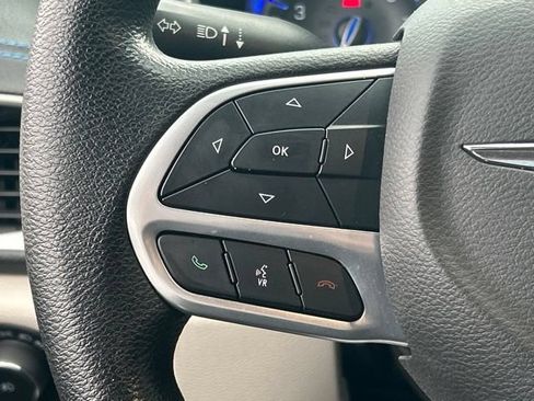 Used 2021 Chrysler Pacifica Touring FWD image 46