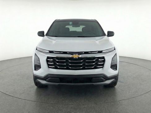 Used 2025 Chevrolet Equinox LT image 2