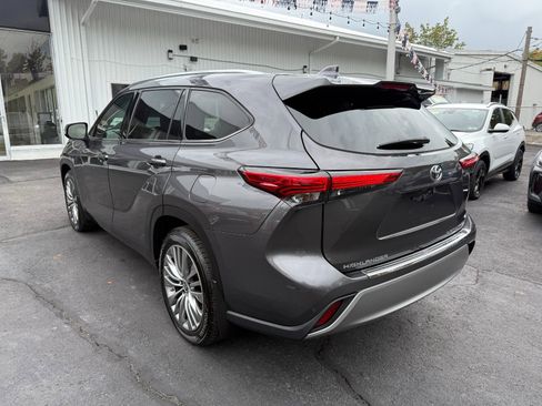 Used 2021 Toyota Highlander Platinum image 3