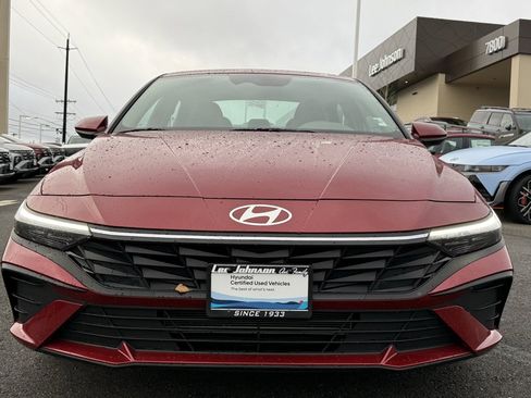 Certified 2025 Hyundai Elantra SE image 8