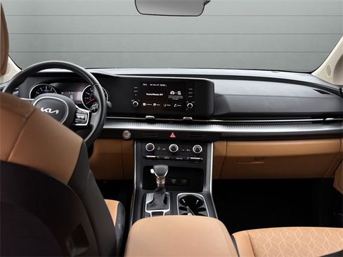 Used 2024 Kia Carnival LX image 19