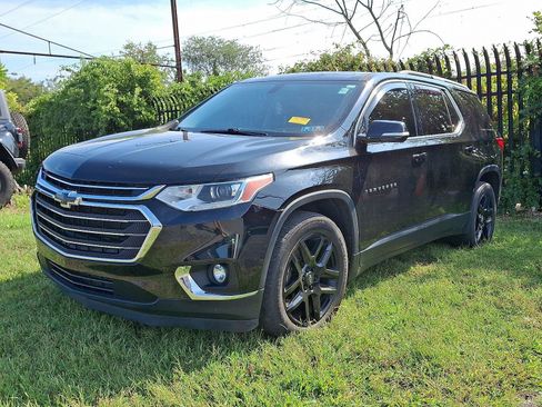 Used 2020 Chevrolet Traverse LT image 1