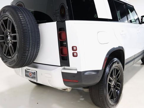 Used 2025 Land Rover Defender 110 S image 9