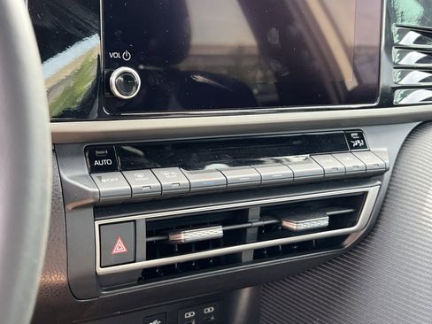 Used 2026 Toyota Camry Hybrid FWD image 17
