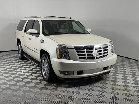 Used 2013 Cadillac Escalade ESV Luxury RWD image 3