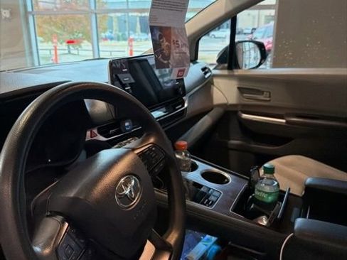 Used 2022 Toyota Sienna LE image 5