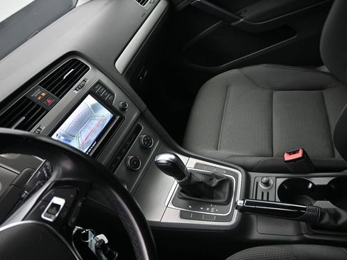 Used 2016 Volkswagen Golf S image 16