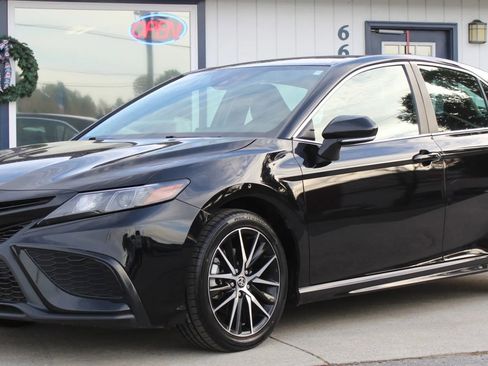 Used 2023 Toyota Camry SE image 1
