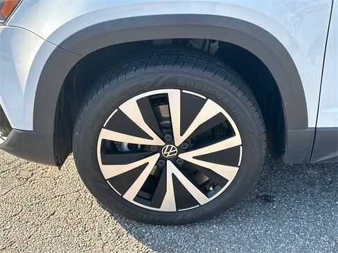 Certified 2023 Volkswagen Taos SE image 11