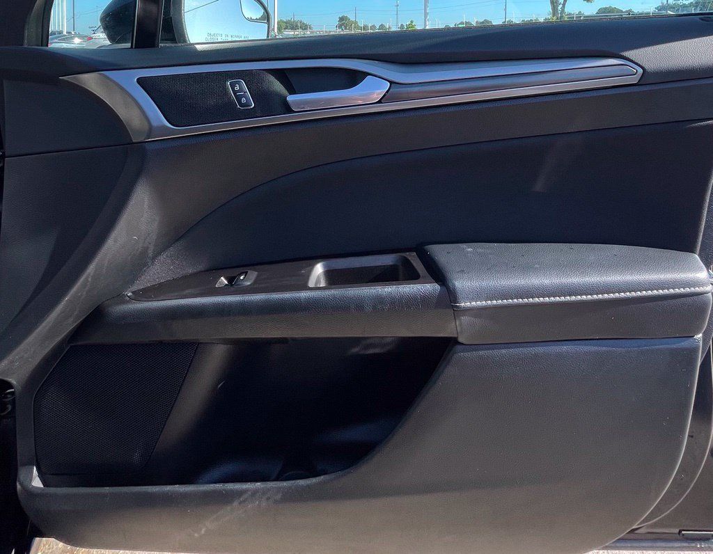 Used 2017 Ford Fusion SE w/ Equipment Group 201A FWD image 21