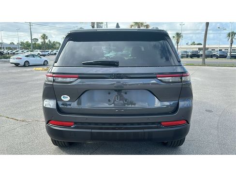 Used 2024 Jeep Grand Cherokee Altitude AWD/4WD image 5