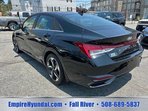 Used 2022 Hyundai Elantra SEL w/ Convenience + Premium Package FWD image 3