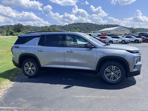 Used 2025 Chevrolet Traverse LT image 7