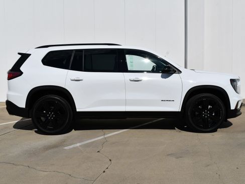 Used 2025 GMC Acadia Elevation w/ Elevation Premium Package image 4