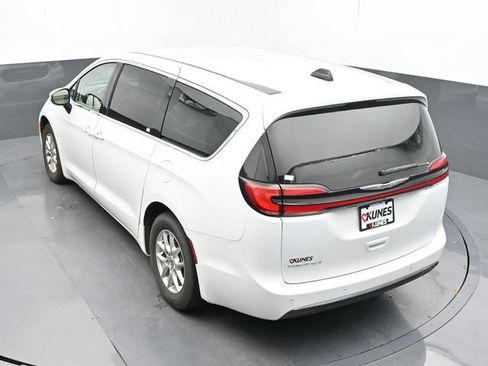 Used 2023 Chrysler Pacifica Touring-L FWD image 25