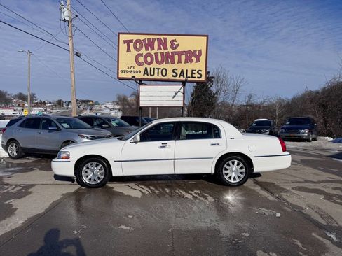 Used 2011 Lincoln Town Car Signature Limited image 4