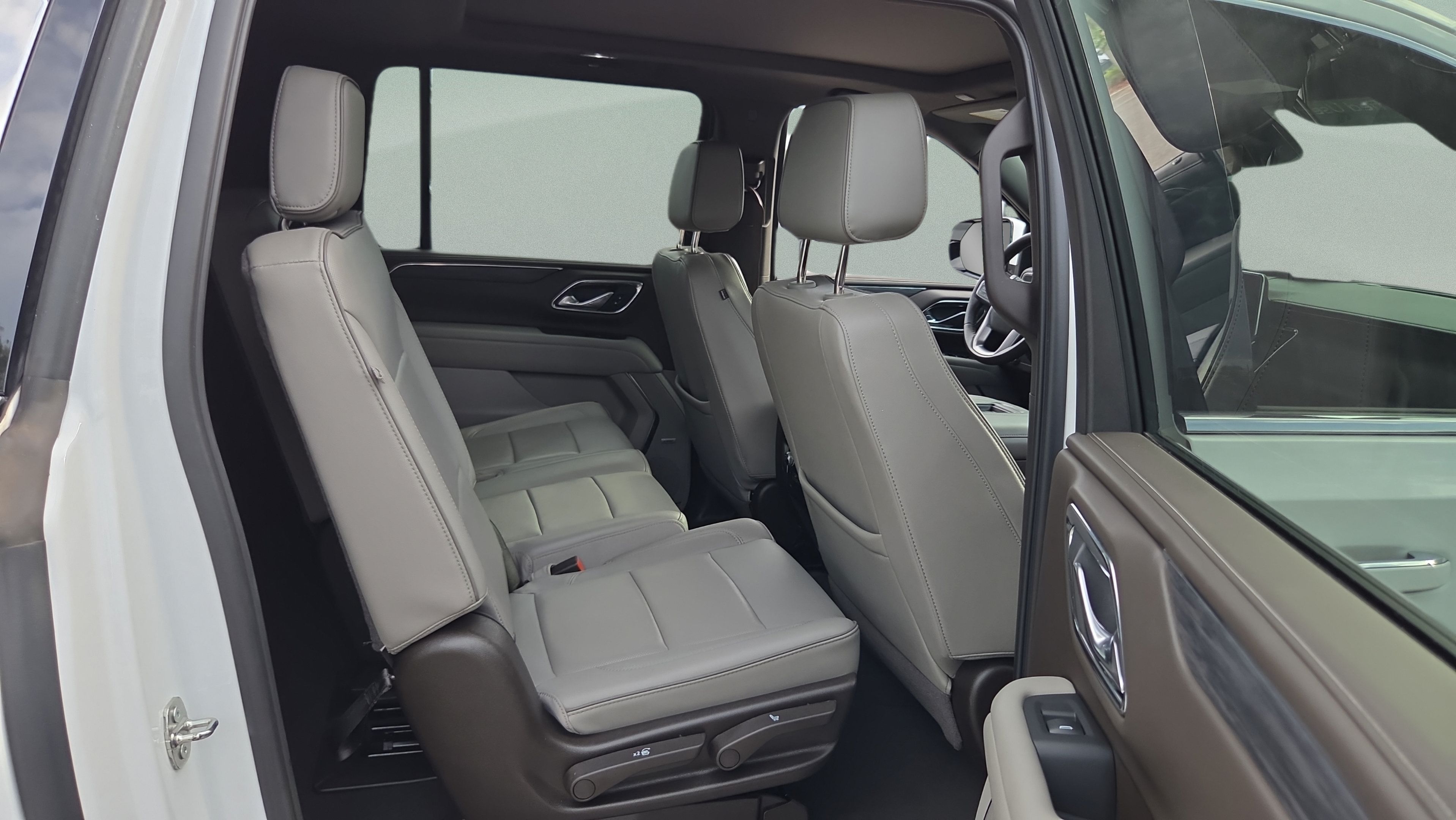 Used 2023 GMC Yukon XL SLT w/ SLT Premium Package RWD image 18