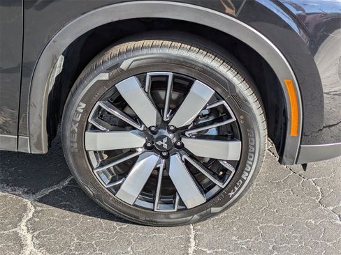 Used 2025 Mitsubishi Outlander SE image 11