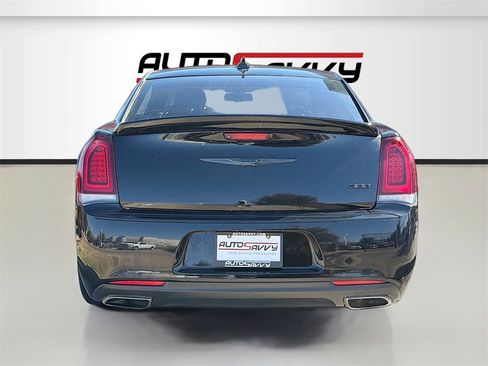 Used 2022 Chrysler 300 Touring w/ Sport Appearance Package image 6