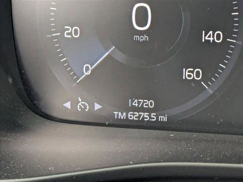 Used 2021 Volvo XC40 T5 R-Design image 4