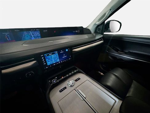 Used 2025 Lincoln Navigator L Reserve AWD/4WD image 8