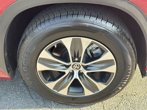 Used 2022 Toyota Highlander XLE FWD image 12