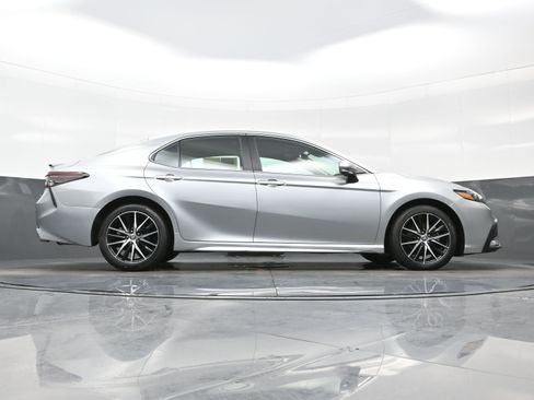 Used 2024 Toyota Camry SE image 32