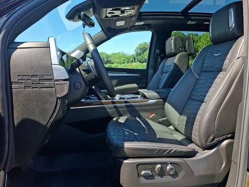 Used 2026 Cadillac Escalade Platinum Sport w/ LPO, Floor Liner Package AWD/4WD image 13