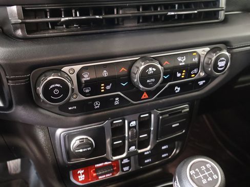 Used 2024 Jeep Gladiator Rubicon AWD/4WD image 8
