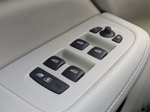 New 2026 Volvo V60 B5 Cross Country Plus w/ Protection Package Premier image 32