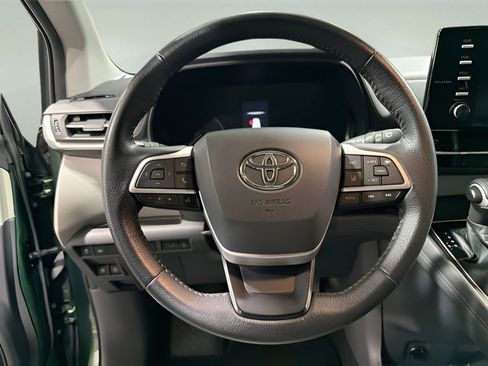 Used 2021 Toyota Sienna XLE FWD image 16