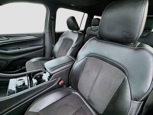 Used 2023 Jeep Grand Cherokee L Laredo AWD/4WD image 10