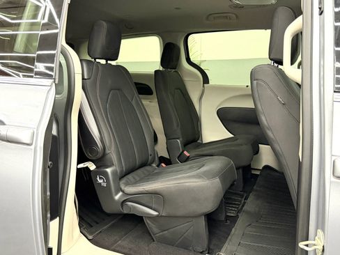 Used 2019 Chrysler Pacifica Touring Plus w/ Advanced Safetytec Group image 11