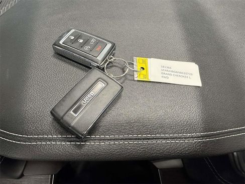 Used 2022 Jeep Grand Cherokee Limited image 31