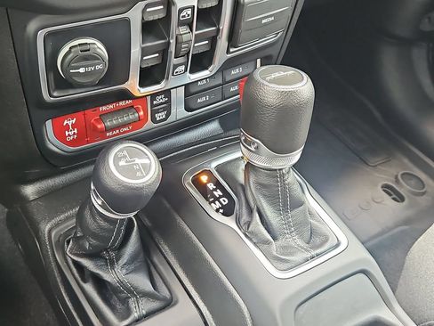 Used 2024 Jeep Gladiator Rubicon AWD/4WD image 22