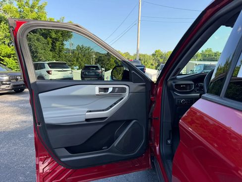 Used 2024 Ford Explorer XLT w/ Equipment Group 202A AWD/4WD image 10