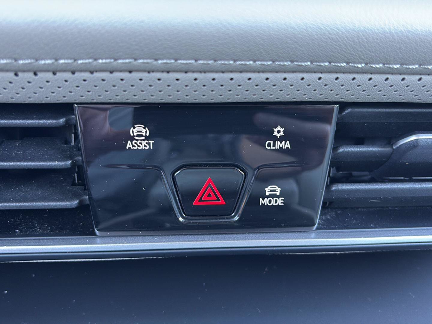 Used 2024 Volkswagen Atlas SE AWD/4WD image 14