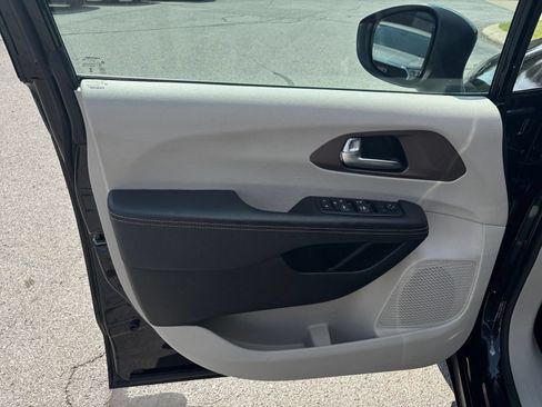 Used 2024 Chrysler Voyager LX FWD image 18