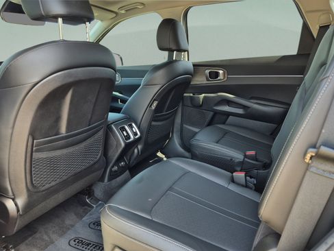 Used 2022 Kia Sorento EX w/ Panoramic Sunroof Package FWD image 16