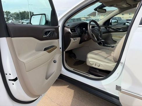 Used 2017 GMC Acadia Denali w/ Technology Package FWD image 9