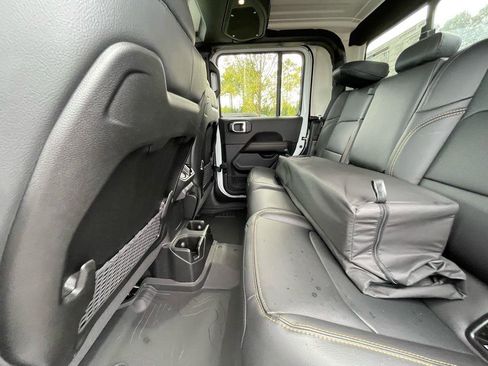 New 2025 Jeep Gladiator High Tide image 30