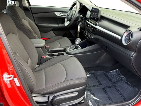Certified 2022 Kia Forte LXS FWD image 9